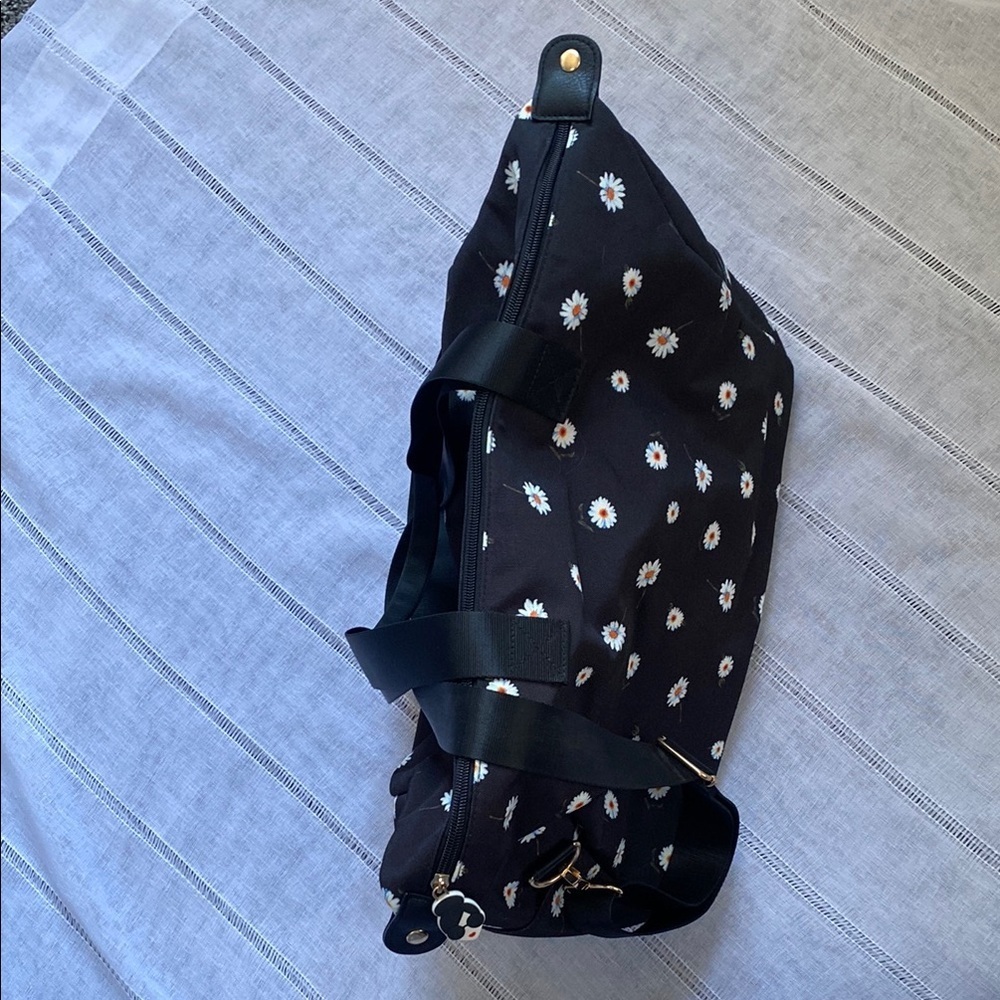 Alice + Olive X FABFITFUN DUFFEL Daisy Bag - Picture 7 of 11